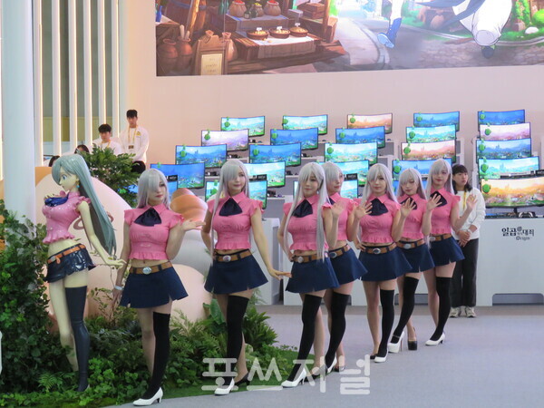 2025년 11월 13일 부산 벡스코(BEXCO) 국제게임전시회 '지스타 2025' 넷마블 BTC(기업·소비자간 거래) 제1전시장 A04부스에서 코스어들이 '일곱 개의 대죄(칠대죄): Origin(오리진)' 엘리자베스 코스프레를 선보이고 있다. /사진=강민혁 기자