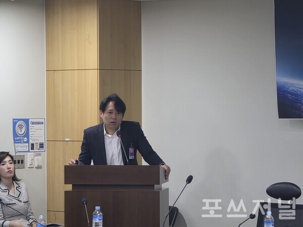 2025년 11월 14일 국회의원회관 제9간담회의실에서 열린 '우주청 연구개발본부 설치와 우주 연구개발 활성화 방안' 정책토론회에서 양준석 대전연구원 책임연구위원이 '우주청 연구개발 기능 제고를 위한 입지 방안' 발제를 진행하고 있다. /사진=송신용 기자