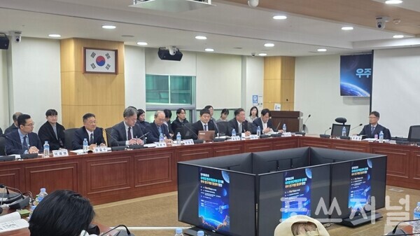 2025년 11월 14일 국회의원회관 제9간담회의실에서 열린 '우주청 연구개발본부 설치와 우주 연구개발 활성화 방안'에서 (오른쪽부터)허환일 충남대 교수, 사공영보 솔탑 대표, 윤효상 KAIST 교수, 신의섭 전북대 교수, 이문식 ETRI 본부장, 양준석 대전연구원 책임연구원, 장길수 대전과학산업진흥원 부장, 이재형 우주항공청 기획조정관이 토론을 진행하고 있다. /사진=송신용 기자