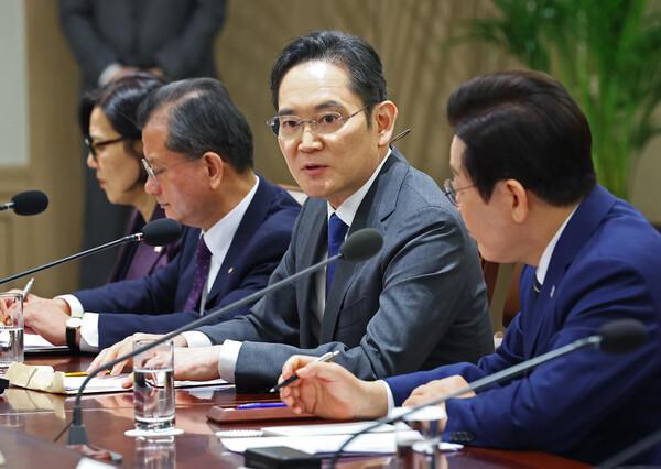 이재용 삼성전자 회장이 16일 용산 대통령실에서 열린 한미 관세협상 후속 민관 합동회의에서 발언하고 있다.오른쪽부터 이재명 대통령, 이재용 삼성전자 회장, 여승주 한화그룹 부회장, 오현주 국가안보실 제3차장. 2025.11.16./연합