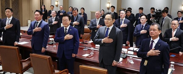 이재명 대통령과 삼성·SK·현대차·LG 등 주요 그룹 총수들이 16일 용산 대통령실에서 열린 한미 관세협상 후속 민관 합동회의에 참석해 있다./연합