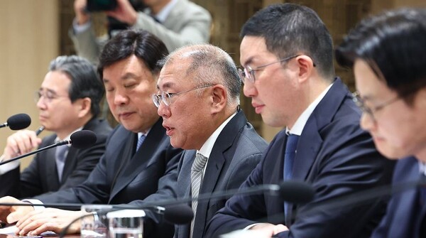 정의선 현대차그룹 회장이 2025년 11월 16일 용산 대통령실에서 열린 이재명 대통령 주재 한미 관세협상 후속 민관 합동회의에서 발언하고 있다./연합