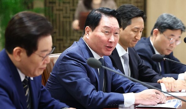 최태원 SK그룹 회장이 2025년 11월 16일 용산 대통령실에서 열린 이재명 대통령 주재 한미 관세협상 후속 민관 합동회의에서 발언하고 있다.