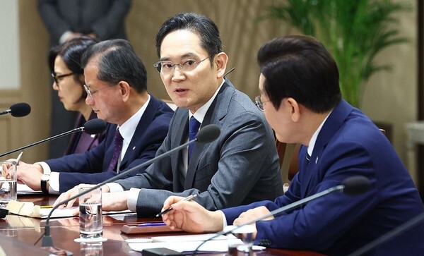 이재용 삼성전자 회장이 2025년 11월 16일 용산 대통령실에서 열린 이재명 대통령 주재 한미 관세협상 후속 민관 합동회의에서 발언하고 있다. /연합