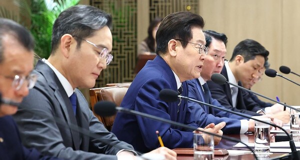 이재명 대통령이 2025년 11월 16일 용산 대통령실에서 열린 한미 관세협상 후속 민관 합동회의에서 발언하고 있다. 왼쪽부터 여승주 한화그룹 부회장, 이재용 삼성전자 회장, 이재명 대통령, 최태원 SK그룹 회장, 정기선 HD현대 회장, 하준경 경제성장수석./연합