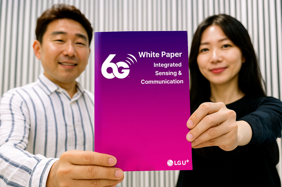 6G 백서 표지를 모델이 선보이고 있는 모습을 AI로 생성한 이미지. 2025.11.17./사진=LG유플러스