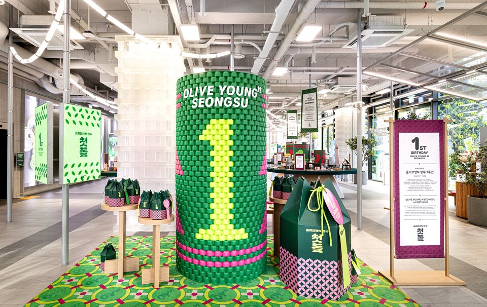 개점 1주년 테마로 꾸며진 '올리브영N 성수' 내부. 2025.11.17./사진=CJ올리브영