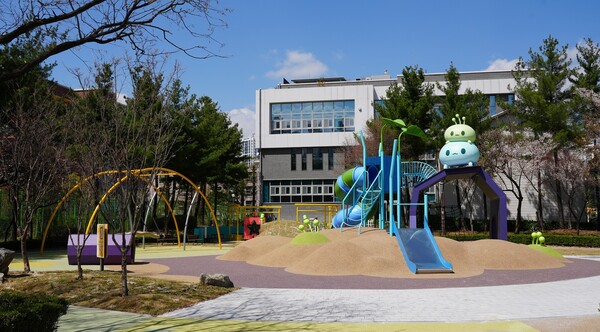 넥슨과 넥슨재단은 어린이의 놀 권리와 건강권 향상을 위해 경기도 의정부시에 조성한 ‘단풍잎 놀이터’ 2호가 2025 행정안전부 우수 어린이 놀이시설로 선정됐다고 2025년 11월 17일 밝혔다. 단풍잎 놀이터 2호 전경. /사진=넥슨