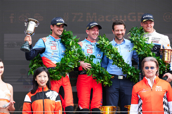 2025년 11월 13~16일 마카오 ‘기아 서킷’에서 열린 '2025 TCR 월드투어' 마카오 대회에서 BRC 현대 N 스쿼드라 코르세 팀 선수들이 우승·준우승을 차지하고 포디움에서 기뻐하는 모습./사진=현대차