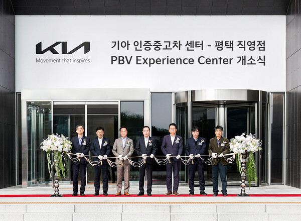 2025년 11월 17일 경기도 평택시 청북읍 일대에 위치한 기아 인증중고차 센터 평택 직영점 및 PBV 익스피리언스 센터 개소식에 참석한 (왼쪽부터) 허노윤 한국도로공사 수도권 본부장, 윤호남 기아 경영지원3실장, 정장선 평택시장, 정원정 기아 국내사업본부장, 강정구 평택시의회 의장, 박근균 경기도 국제협력국장, 유승영 평택시의회 의원이 기념 촬영을 하고 있다./사진=기아