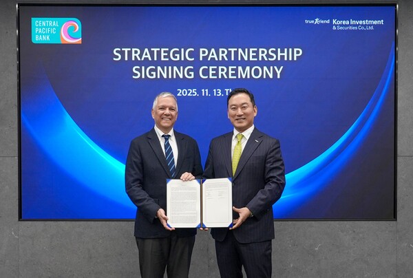 2025년 11월 13일 한국투자증권 본사에서 열린 협약식에서 김성환 한국투자증권 사장(오른쪽)과 아놀드 마티네즈 센트럴 퍼시픽 뱅크 행장이 기념 사진을 촬영하고 있다. /사진=한국투자증권