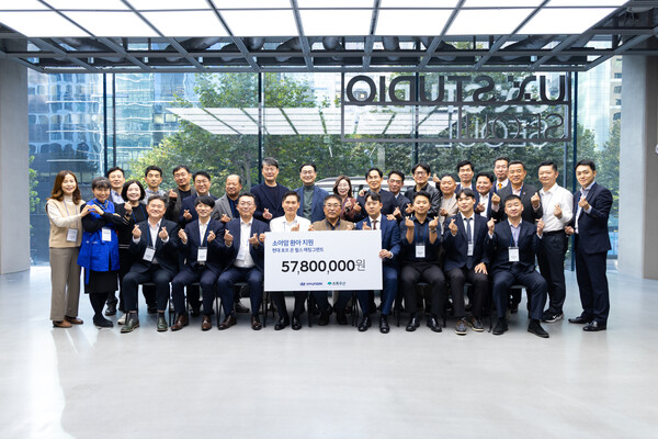 2025년 11월 14일 현대차 강남대로 사옥 UX 스튜디오 서울에서 진행된 '현대 호프 온 휠스 매칭그랜트 기부금 전달식'에서 현대차 국내사업지원실장 김경조 상무(뒷줄 여섯 번째), 현대차 국내지원사업부장 윤효준 상무(뒷줄 아홉 번째), 현대차 국내사업본부장 정유석 부사장(뒷줄 열 번째), 초록우산 신정원 본부장(뒷줄 열한 번째)과 후원에 참여한 카마스터들이 기념 촬영을 하고 있다./사진=현대차