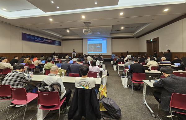 스마일게이트 희망스튜디오는 2025년 11월 14일 부산 벡스코 컨벤션홀에서 개최한 ‘2025 플레이 펀앤굿(PLAY FUN&GOOD) 포럼’을 성황리에 마무리했다. /사진=스마일게이트 희망스튜디오