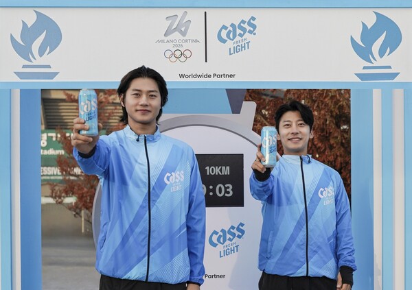 카스 라이트 모델이자 펜싱 국가대표 오상욱 선수(왼쪽)와 카스 올림픽 앰버서더이자 전 쇼트트랙 국가대표 곽윤기 선수가 2025년 11월 16일 열린 ‘올림픽데이런 2025 in 전주’ 현장에서 ‘카스 라이트’ 브랜드 부스를 배경으로 기념 사진을 촬영하고 있다. / 사진=오비맥주