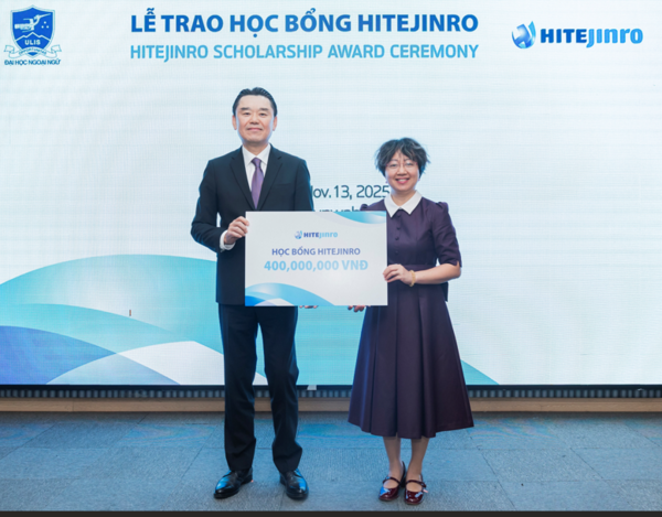 김인구 하이트진로 대표(왼쪽)과 하레낌아잉 하노이 국립외국어대학교 부총장이 2025년 11월 17일 베트남 현지 대학생 장학금 수여식에서 기념사진을 찍고 있다. / 사진=하이트진로