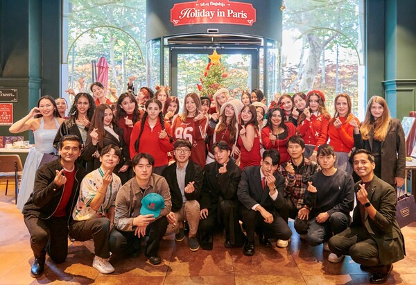 ‘홀리데이 인 파리’ 프로모션 론칭 행사에 참여한 글로벌 친플루언서들이 2025년 11월 14일 BBQ 빌리지 송리단길점에서 기념사진을 찍고 있다. / 사진=제너시스BBQ