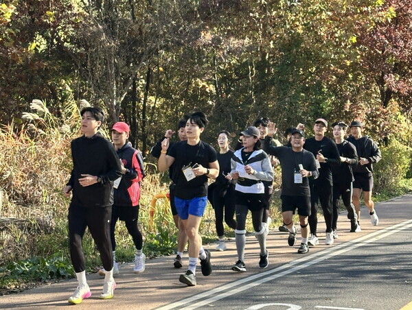 2025년 11월 15일, KB헬스케어와 함께하는 건강 나눔 행사 ‘KB금융그룹 러닝데이(KB Running Day)’에 참여한 KB금융그룹 임직원들이 함께 달리기를 하고 있다./사진=KB손해보험
