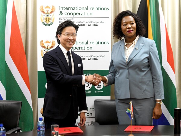 2025년 9월 5일 남아프리카공화국 프리토리아 소재 남아공 외교부 청사에서 현대차 GPO 김일범 부사장(왼쪽), 안나 탄디 모라카 남아공 외교부 차관이 2025년 G20 요하네스버그 정상회의 공식 차량 지원에 관한 업무협약을 체결한 직후 기념 촬영을 하고 있다./사진=현대차