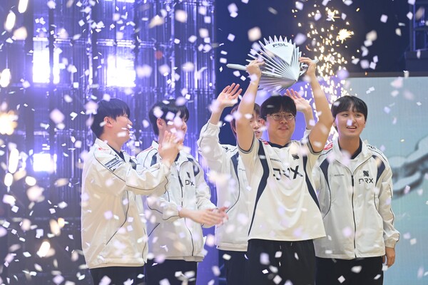 넥슨은 자사가 서비스하는 'EA SPORTS FC™ Online'(FC 온라인)'의 국내 최상위 정규리그 ‘2025 FC 온라인 슈퍼 챔피언스 리그(FSL) 서머’에서 DRX의 'Chan' 박찬화가 최종 우승을 차지했다고 2025년11월 17일 밝혔다. /사진=넥슨