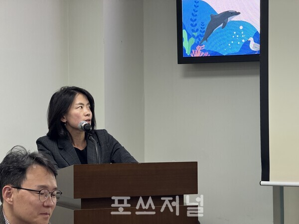 2025년 11월 17일 국회에서 열린 '지속가능한 해양생태계를 위한 해상풍력특별법 시행령 제정 방안' 토론회에서 해양시민과학센터 파란 자문위원 신지형 변호사가 발표하고 있다. /사진=장성열 기자
