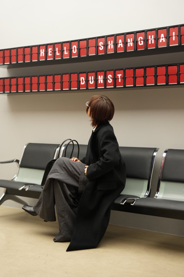 LF 자회사 씨티닷츠 브랜드 던스트의 상해 팝업스토어에 방문한 패션 인플루언서가 스플릿플랩 포토존에서 사진을 촬영하고 있다. 2025.11.18./사진=LF