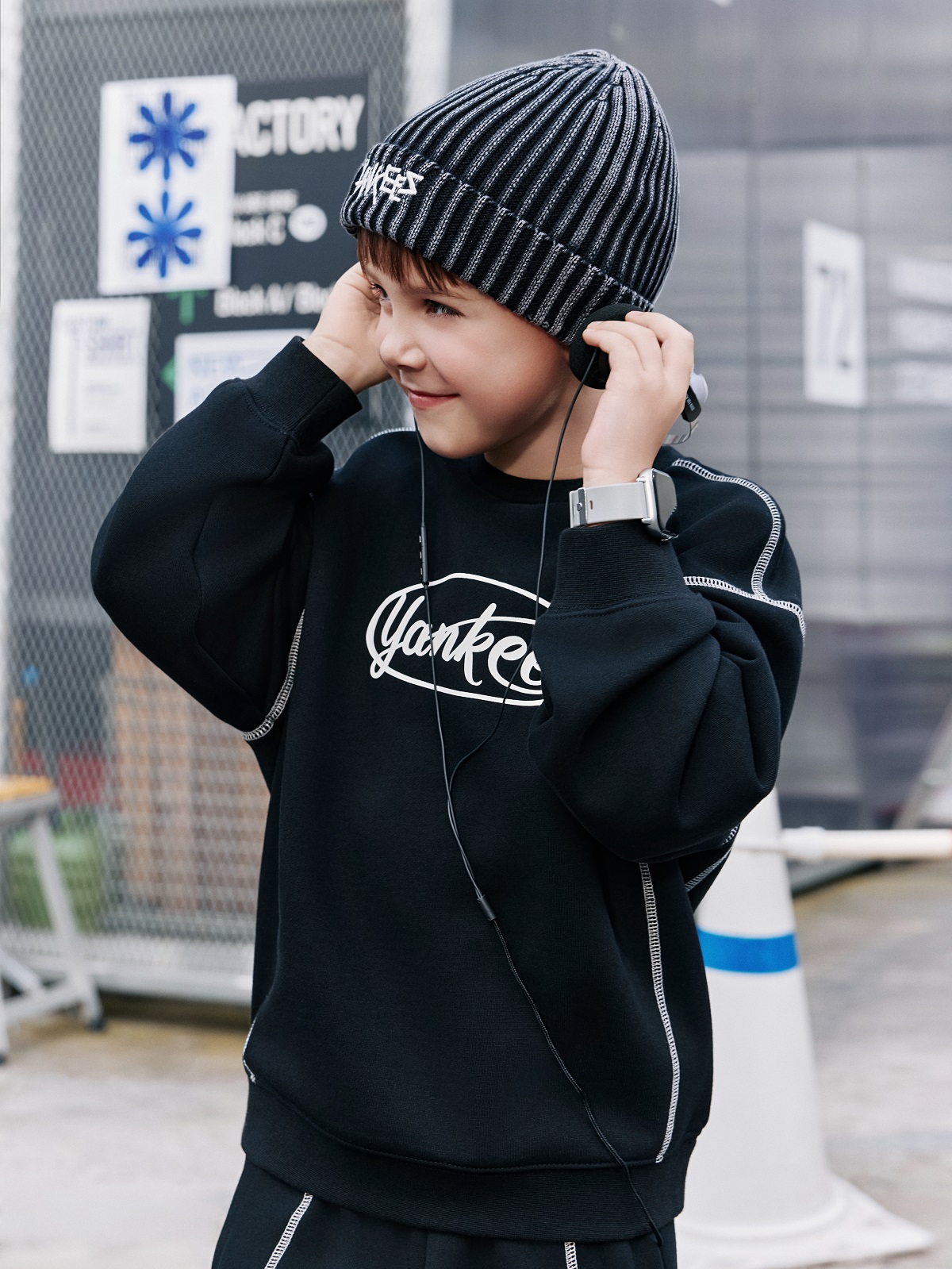 MLB키즈 ‘윈터 컬렉션’ 화보. ‘스톤 워싱 골지 비니’는 워싱 포인트와 자수 로고가 특징으로, 어떤 두상에도 자연스럽게 어울리는 미드 기장 핏으로 출시됐다. 2025.11.18./사진=MLB키즈