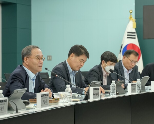 NH농협금융은 2025년 11월 17일, 서울 중구 본사에서 이찬우 회장 주재로 지주 및 계열사 ESG 담당 임원들이 참석한 가운데 '제2차 농협금융 ESG전략협의회'를 개최했다. 이찬우 회장(왼쪽에서 첫 번째)이 회의를 주재하고 있다./사진=NH농협금융