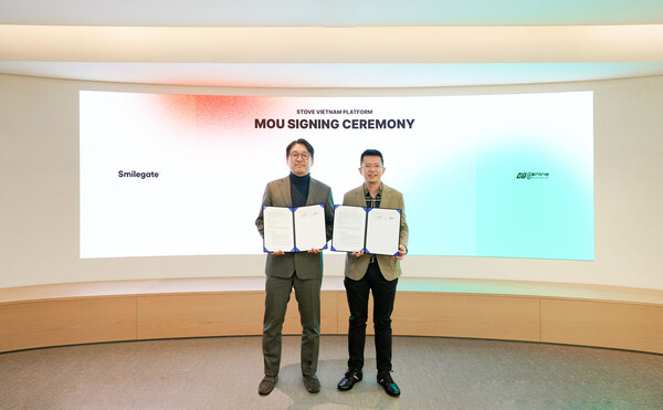 백영훈 스마일게이트홀딩스 메가포트 부문 대표(좌)와 레 비엣 호아 VTCO CEO(우)가 2025년 11월 18일 서울시 강남구 오렌지플래닛에서 업무협약을 체결한 후 기념촬영을 하고 있다. /사진=스마일게이트