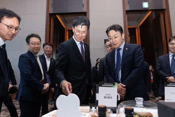 2025년 11월 17일 콘래드서울에서 개최된 NH오픈비즈니스데이에서 권대영 금융위원회 부위원장과 강태영 농협은행장이 스타트업 팝업부스를 관람하고 있다./사진=농협은행