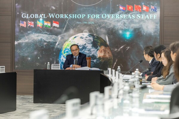 NH농협금융은 2025년 11월 17일부터 21일까지 4박 5일간 성과가 우수한 계열사 해외점포 현지 직원들을 대상으로 '2025년 농협금융 해외점포 우수직원 글로벌 워크숍'을 개최한다. 이찬우 회장이 워크숍을 주재하고 있다./사진=농협금융