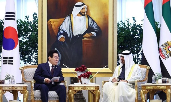 아랍에미리트(UAE)를 국빈 방문 중인 이재명 대통령이 2025년 11월 18일(현지시간) 아부다비 대통령궁에서 무함마드 빈 자예드 알 나흐얀 UAE 대통령과 한-UAE 확대회담을 하고 있다./연합뉴스
