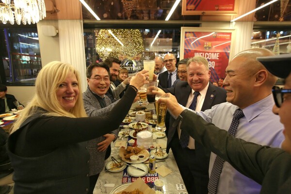 2025년 11월 17일 BBQ 빌리지 청계광장점을 찾은 미국 네바다 주지사실 산하 경제개발국 투자사절단이 기념사진을 촬영하고 있다. / BBQ