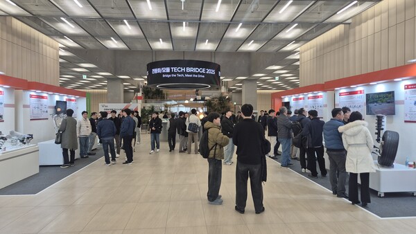 2025년 11월 18~19일 경기도 의왕 현대모비스 기술연구소에서 진행된  ‘Tech Bridge 2025’에서 50개 전동화·모듈 신기술 전시 현장과 첨단 기술을 체험하는 관람객들의 모습./사진=현대모비스 