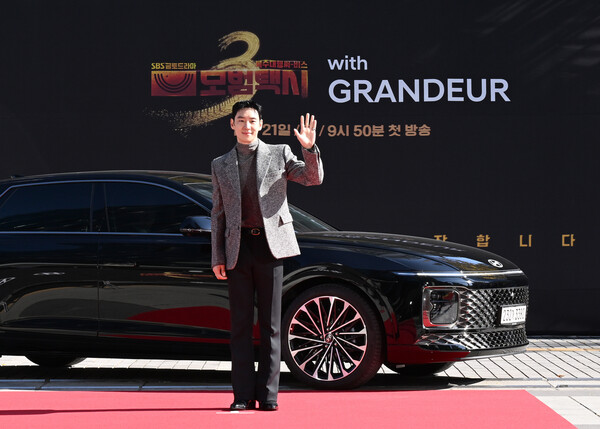 2025년 11월 18일 SBS 목동 사옥에서 열린 모범택시3 제작발표회에 그랜저를 타고 등장한 배우 이제훈./사진=현대차