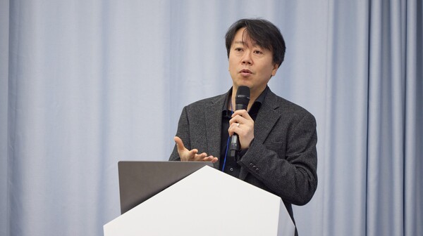 서울 성수동에 있는 SKT 정예팀 전용 공감 워룸에서 김태윤 SK텔레콤 파운데이션 모델 담당이 개발 중인 AI 모델을 주제로 발표하고 있다. / 2025.11.19 SK텔레콤