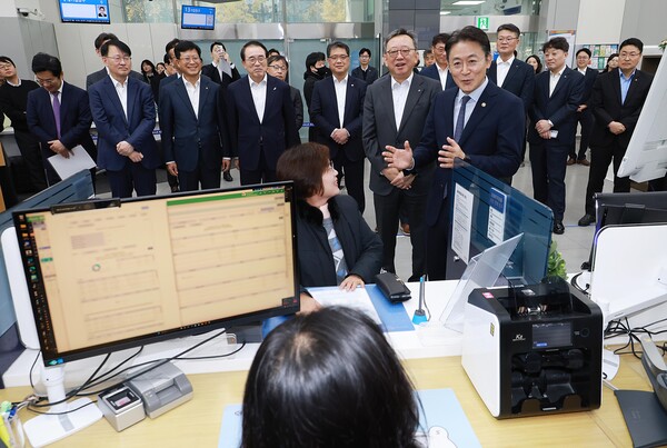 권대영 금융위원회 부위원장이 2025년 19일 서울 중구 신한은행 광교영업부 영업점에 방문해 시중은행·지방은행과 함께 웹·모바일 등 온라인 방식으로만 제공되던 오픈뱅킹·마이데이터 서비스가 은행 영업점에서도 원활히 시행될 수 있도록 실시 상황을 점검했다./사진=금융위원회