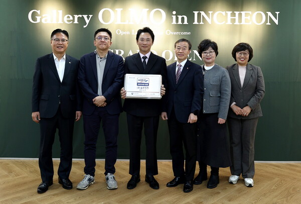 2025년 11월 18일 열린 '올모인천' 개소식에서 (왼쪽부터) 대상 최창빈 경영안전본부장, 현대제철 김형준 실장, (주)올모 김현종 대표, 한국장애인고용공단 김정대 본부장, 한국장애인고용공단 송정선 인천지사장, 한국장애인고용공단 이효성 경기북부지사장이 기념 촬영을 하고 있다. / 2025.11.19 대상