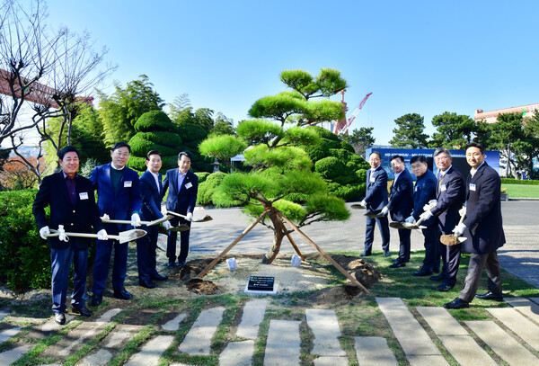 2025년 11월 19일 울산광역시 HD현대중공업 영빈관에서 정기선 HD현대 회장(오른쪽에서 1번째) 등 관계자가 5000척 인도 기념사진을 촬영하고 있다. /HD현대