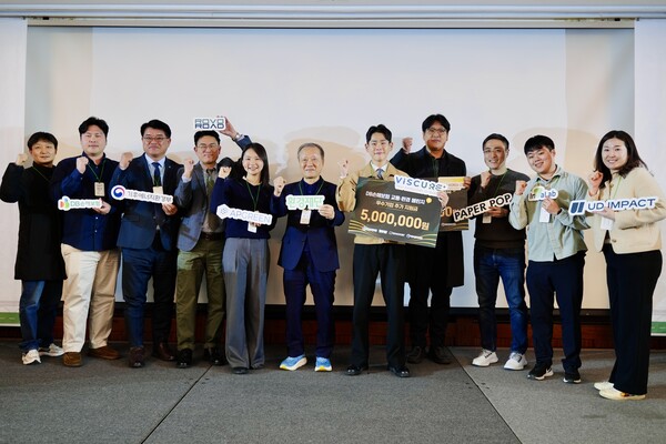 2025년 11월 17일 서울시 강남구 그랜드인터컨티넨탈 서울 파르나스에서 'DB손해보험 교통환경챌린지 7기' 참가자들 및 관계자들이 행사를 실시하고 기념촬영을 하고있다./사진=DB손해보험