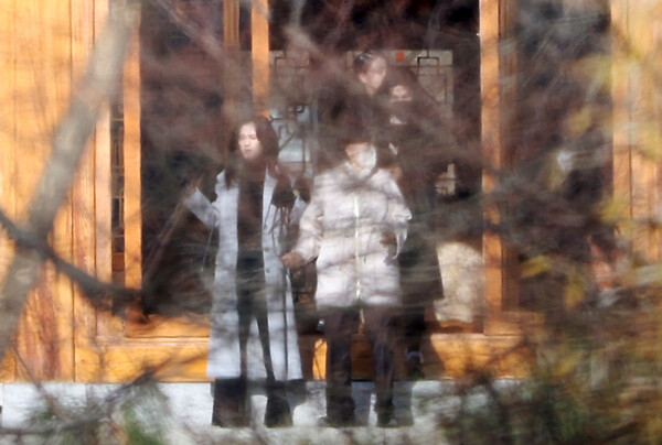 2025년 11월 19일 오전 경기도 용인시 호암미술관 인근 선영에서 열린 호암 이병철 삼성 창업회장 38주기 추도식에 홍라희 삼성미술관 리움 명예관장, 이부진 호텔신라 사장, 이서현 삼성물산 사장이 참석해 있다./사진=연합뉴스