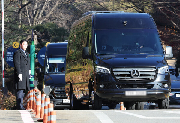 2025년 11월 19일 호암 이병철 삼성 창업회장 38주기 추도식이 열린 경기도 용인시 호암미술관 인근 선영에서 차량이 나오고 있다./사진=연합뉴스