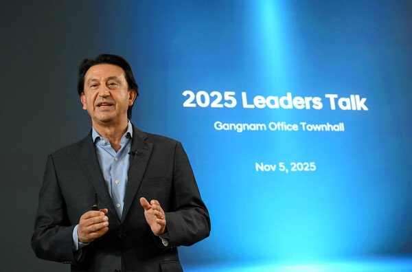 2025년 11월 5일 서울 강남구 현대차 강남대로 사옥에서 열린 타운홀 미팅에서 호세 무뇨스 사장이 메시지를 전달하고 있다./사진=현대차