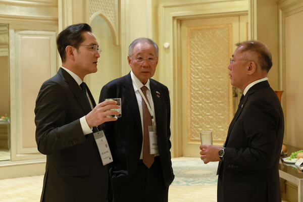 2025년 11월 19일 아부다비 에미레이트 팰리스 호텔에서 열린 '한-UAE 비즈니스 라운드테이블'에 참석한 (왼쪽부터) 이재용 삼성전자 회장, 류진 한경협 회장, 정의선 현대차 그룹 회장이 환담을 나누고 있다./사진=한국경제인협회