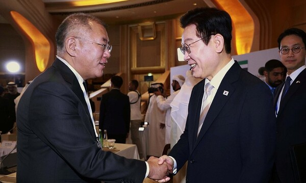 아랍에미리트(UAE)를 국빈 방문 중인 이재명 대통령이 2025년 11월 19일(현지시간) 아부다비의 한 호텔에서 열린 한-UAE 비즈니스 라운드테이블에서 정의선 현대자동차 그룹 회장과 인사하고 있다. /연합