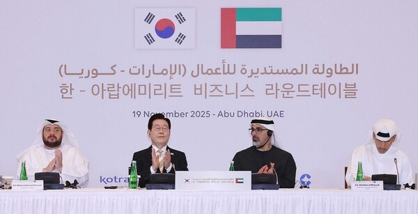 아랍에미리트(UAE)를 국빈 방문 중인 이재명 대통령이 2025년 11월 19일(현지시간) 아부다비의 한 호텔에서 열린 한-UAE 비즈니스 라운드테이블에서 박수치고 있다.왼쪽부터 알 스와이디 투자부 장관, 이재명 대통령, 칼리드 왕세자, 칼둔 칼리파 알 무바라크 무바달라 CEO, 김정관 산업부 장관./연합뉴스