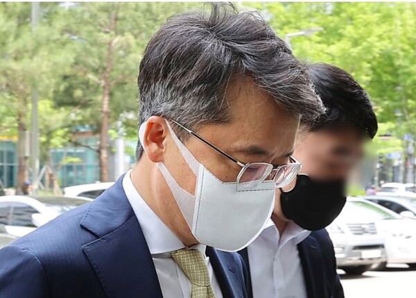 경쟁업체인 BBQ 내부 전산망에 불법 접속 혐의를 받고 있는 박현종 bhc그룹 회장이 2022년 6월 8일 오후 서울 송파구 서울동부지법에서 열린 1심 선고 공판에 출석하고 있다./연합