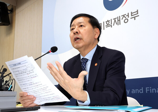 구윤철 부총리 겸 기획재정부 장관이 19일 정부세종청사 기재부 기자실에서 출입기자단 간담회를 열고 있다. 2025.11.19/연합