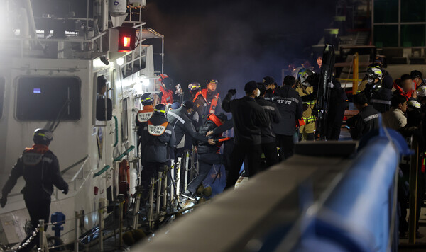 2025년 11월19일 오후 전남 목포시 목포해양경찰서 전용 부두로 여객선 퀸제누비아2호 탑승객들이 구조돼 이동하고 있다. 267명이 탑승한 퀸제누비아2호는 이날 오후 8시 17분께 전남 신안군 장산도 남방 족도에 좌초됐다. /연합