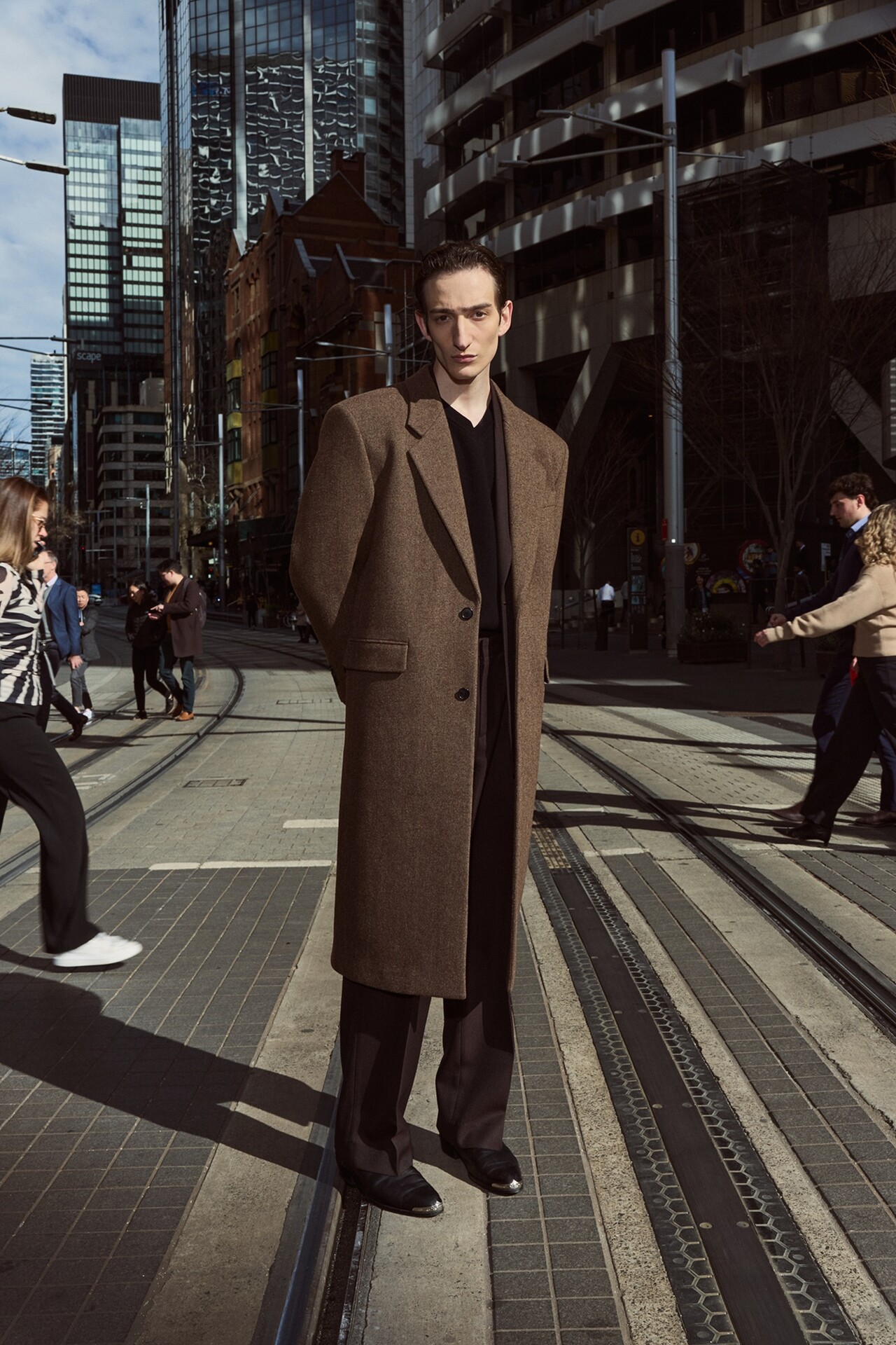 TNGT 2025FW 컬렉션 화보. 미니멀하고 실용적인 테일러링을 중심으로 출근룩, 데일리룩, 격식 있는 자리까지 아우르는 세련된 스타일을 제안한다. 2025.11.20./사진=LF