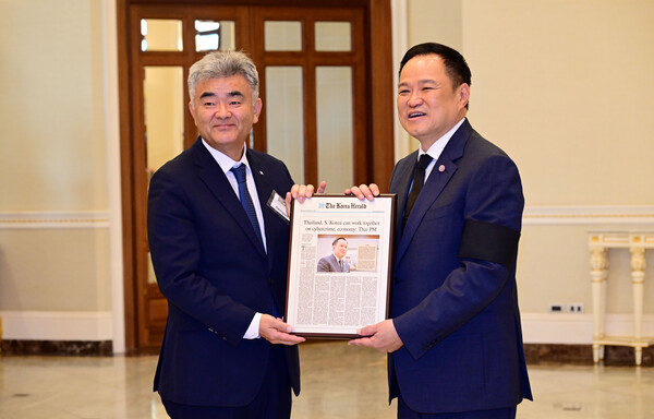 2025년 11월 18일 정원주 대우건설 회장(왼쪽)과 아누틴 찬위라꾼 태국 총리가 면담을 진행한 뒤 기념사진을 촬영하고 있다. /대우건설